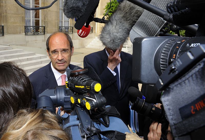 El ministro de Trabajo francés deja el cargo de tesorero de su partido tras la invitación de Sarkozy