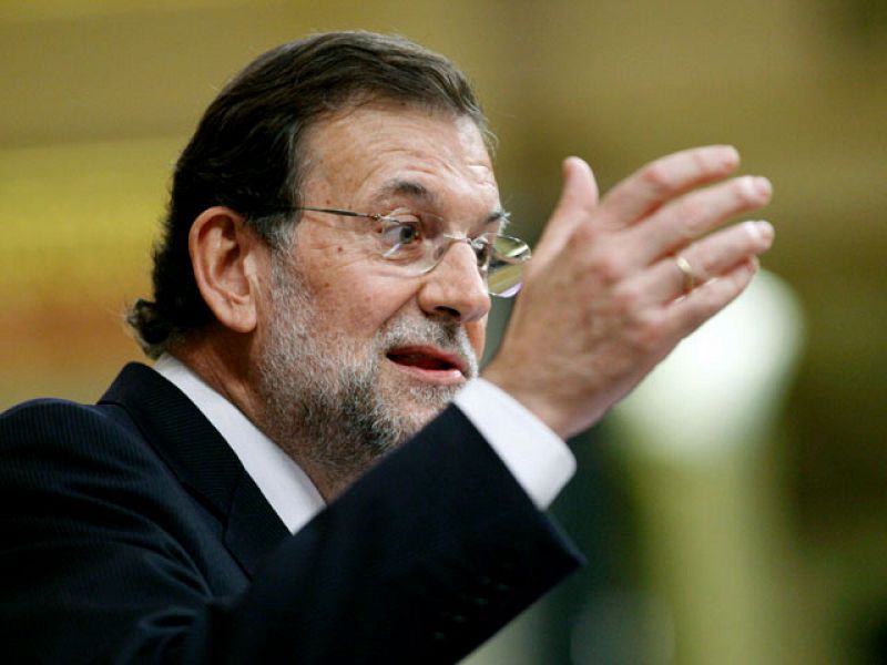 Rajoy acusa a Zapatero de generar desconfianza y de hacer "pocos, malos e injustos" recortes