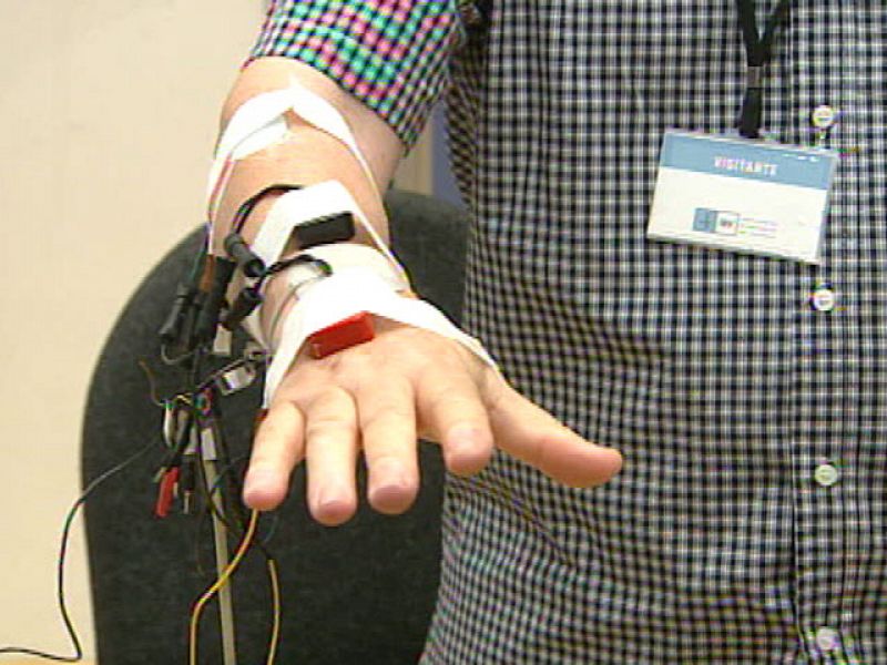 Investigadores valencianos desarrollan una neuroprótesis que elimina el temblor de brazos