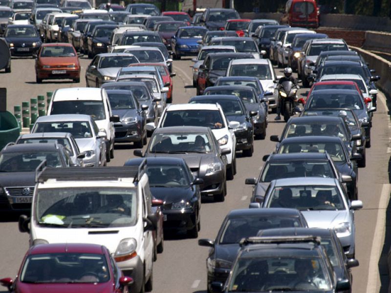 Persisten las retenciones en las grandes ciudades en el viernes con más tráfico de todo el verano