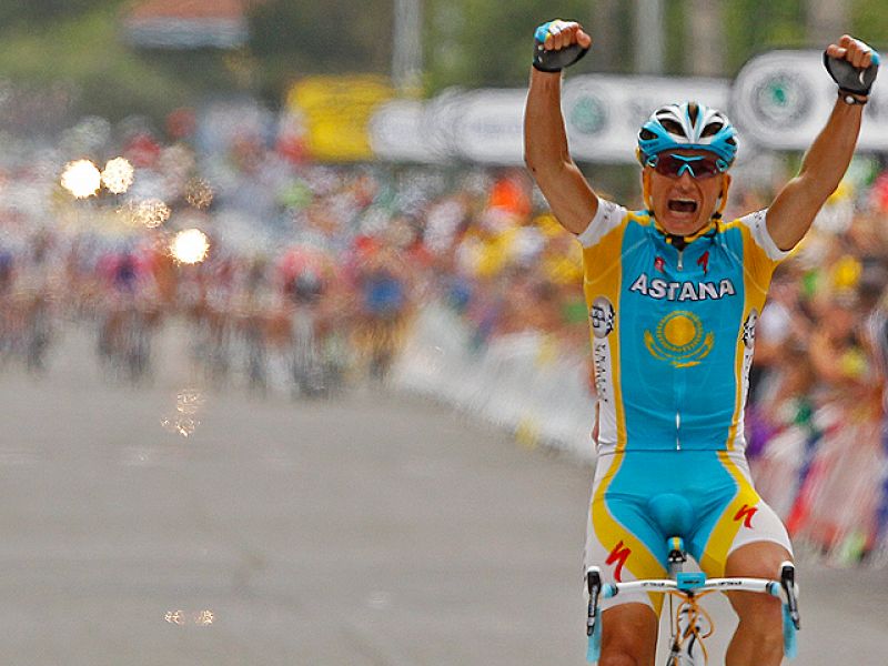 Vinokourov demuestra que el que la sigue la consigue en el Tour