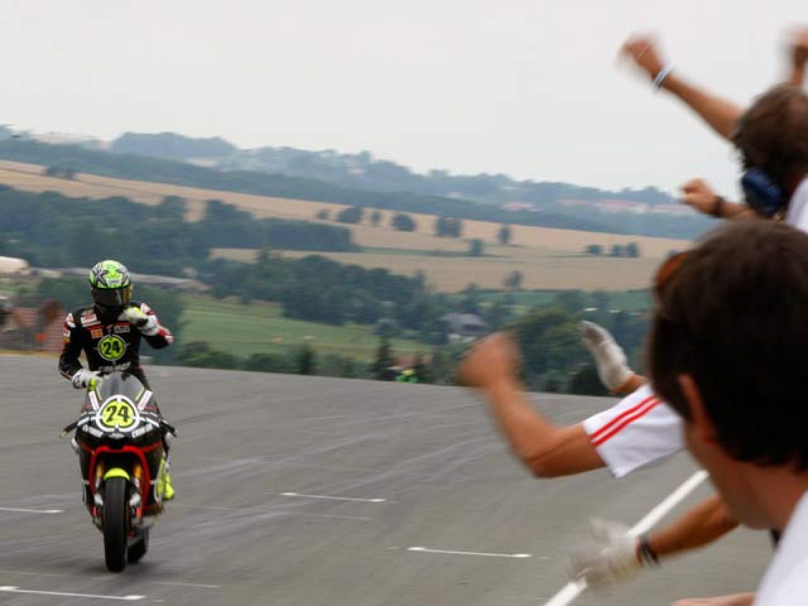 El piloto de Moto2 Toni Elías se ha adjudicado la victoria en Sachsenring después de realizar una remontada casi épica.