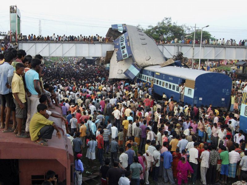 Al menos 61 muertos y 165 heridos en un choque de trenes por una negligencia en India