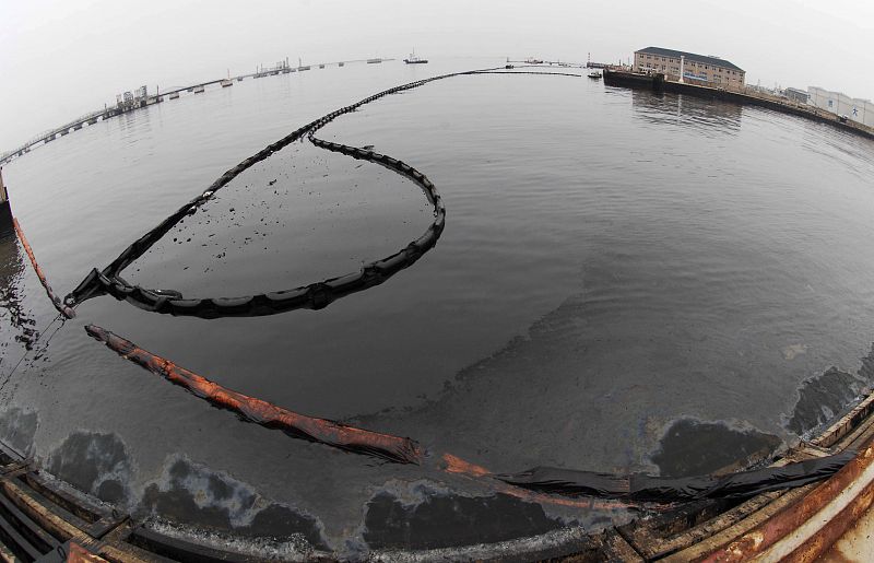 China lucha contra un vertido de crudo de 1.500 toneladas al noreste del país