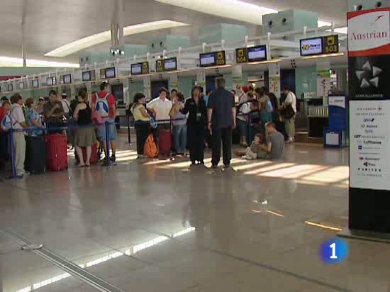 Cerca de 150 vuelos retrasados por la baja de una veintena de controladores en Barcelona