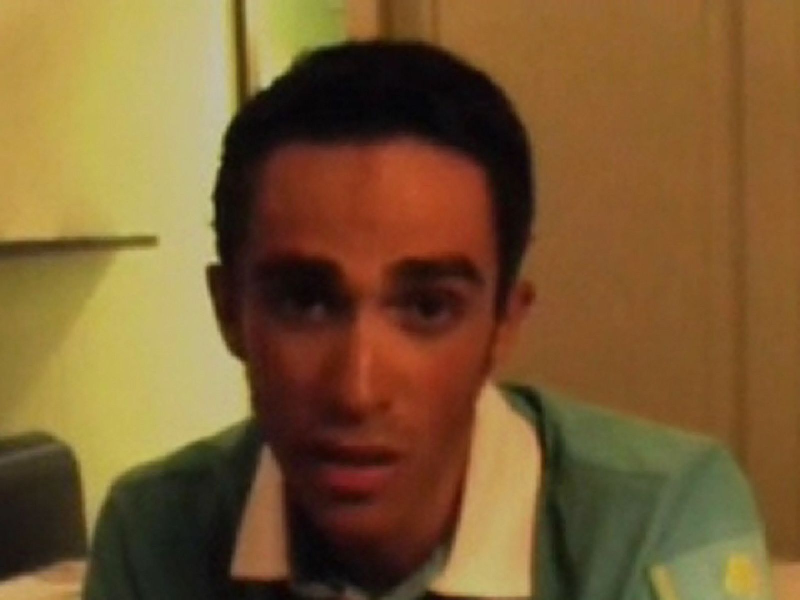 El ciclista madrileño Alberto Contador ha grabado un video en la habitación de su hotel en el que pide perdón al luxemburgués Andy Schleck. El madrileño atacó aprovechando que a su rival se le salió la cadena de su bicicleta lo que permitió conseguir