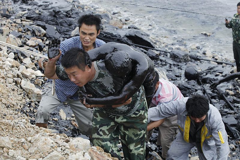 Más de 800 barcos luchan contra el vertido de crudo en China, que ya afecta a centros turísticos