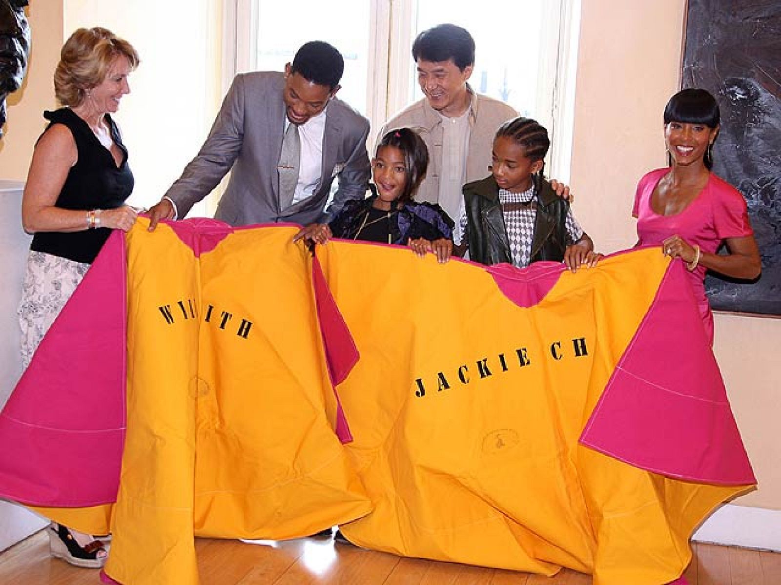 Aguirre agasaja a Will Smith y Jacky Chang | Ver