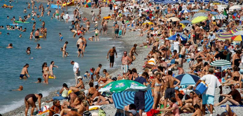 España recibe 5,3 millones de turistas en junio, un 1,7% más que que el pasado año