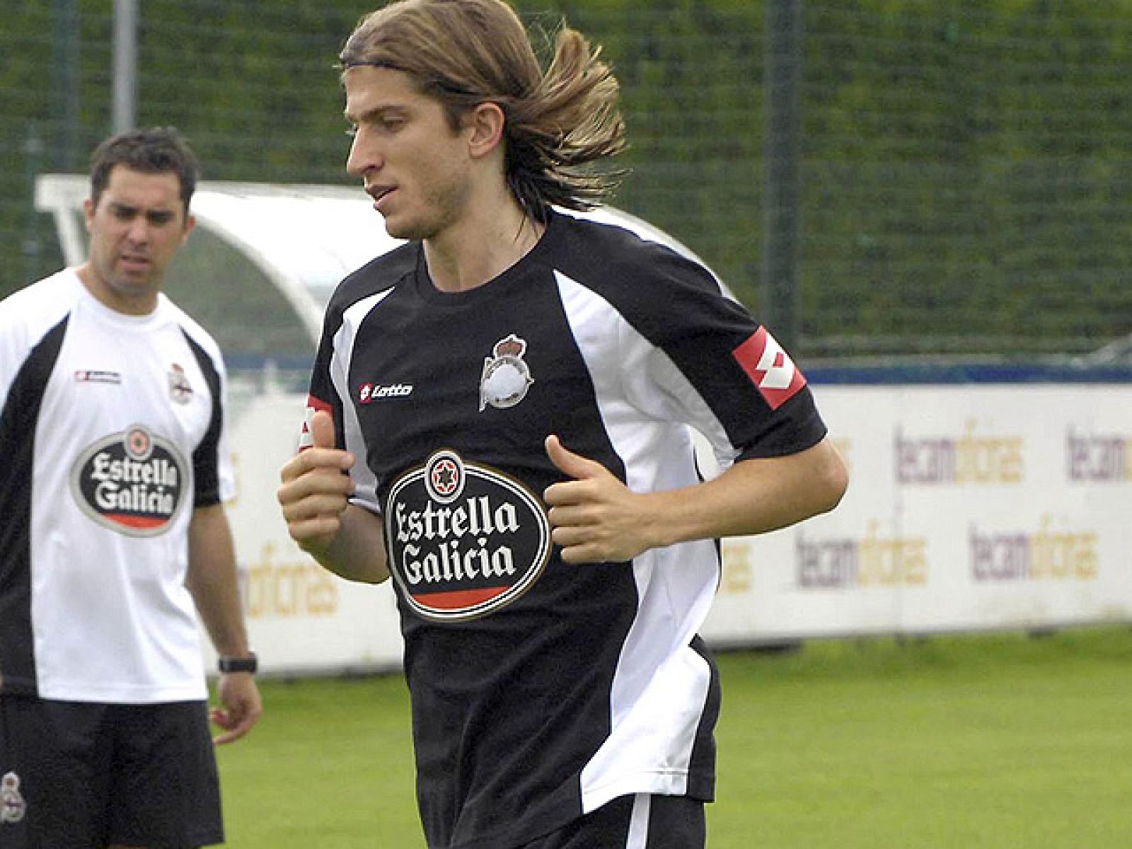 Después de más de una semana de negociaciones entre Deportivo y Atlético, el brasileño Filipe Luis se ha convertido, definitivamente, en jugador rojiblanco.