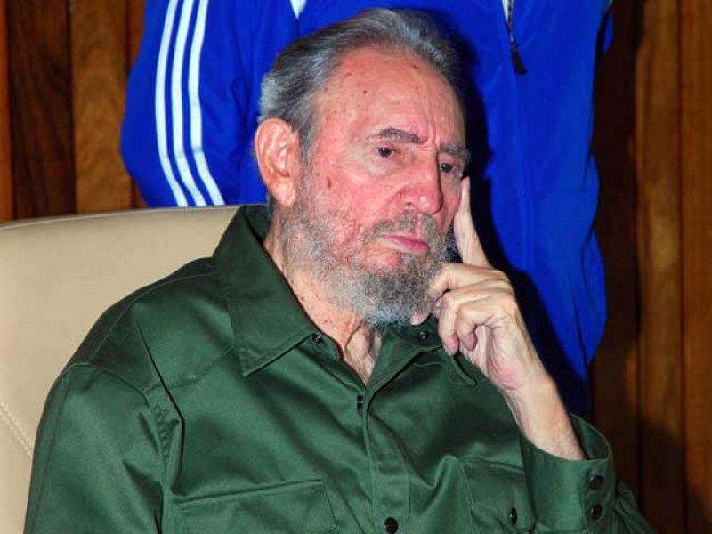 Fidel Castro reaparece con camisa militar en la víspera del aniversario del asalto a La Moncada