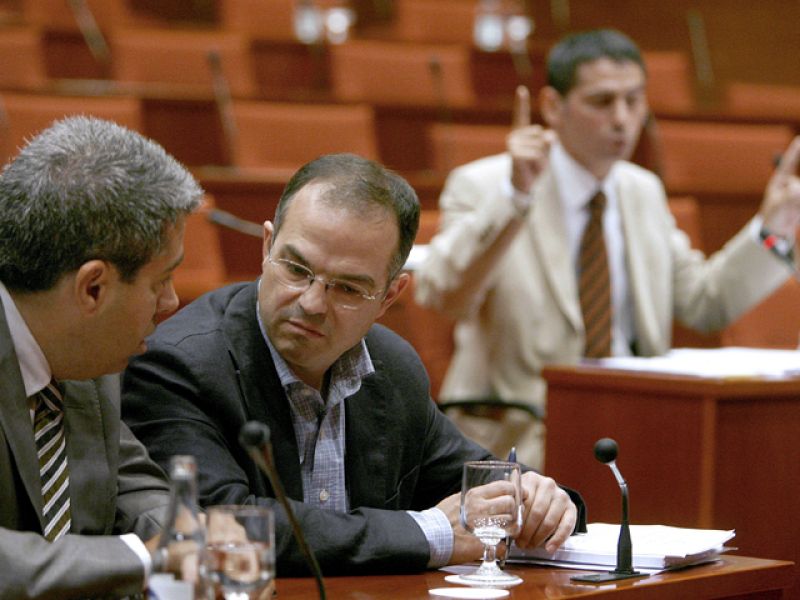 El Parlamento catalán pacta llevar la financiación de CDC a la fiscalía entre las quejas de CiU