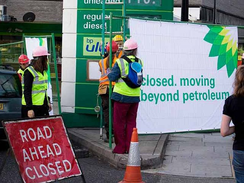 Greenpeace cierra 50 gasolineras de BP en Londres por el vertido del Golfo de México
