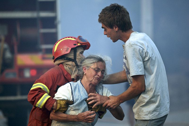 Más de 750 bomberos intentan frenar los 17 incendios que asolan Portugal