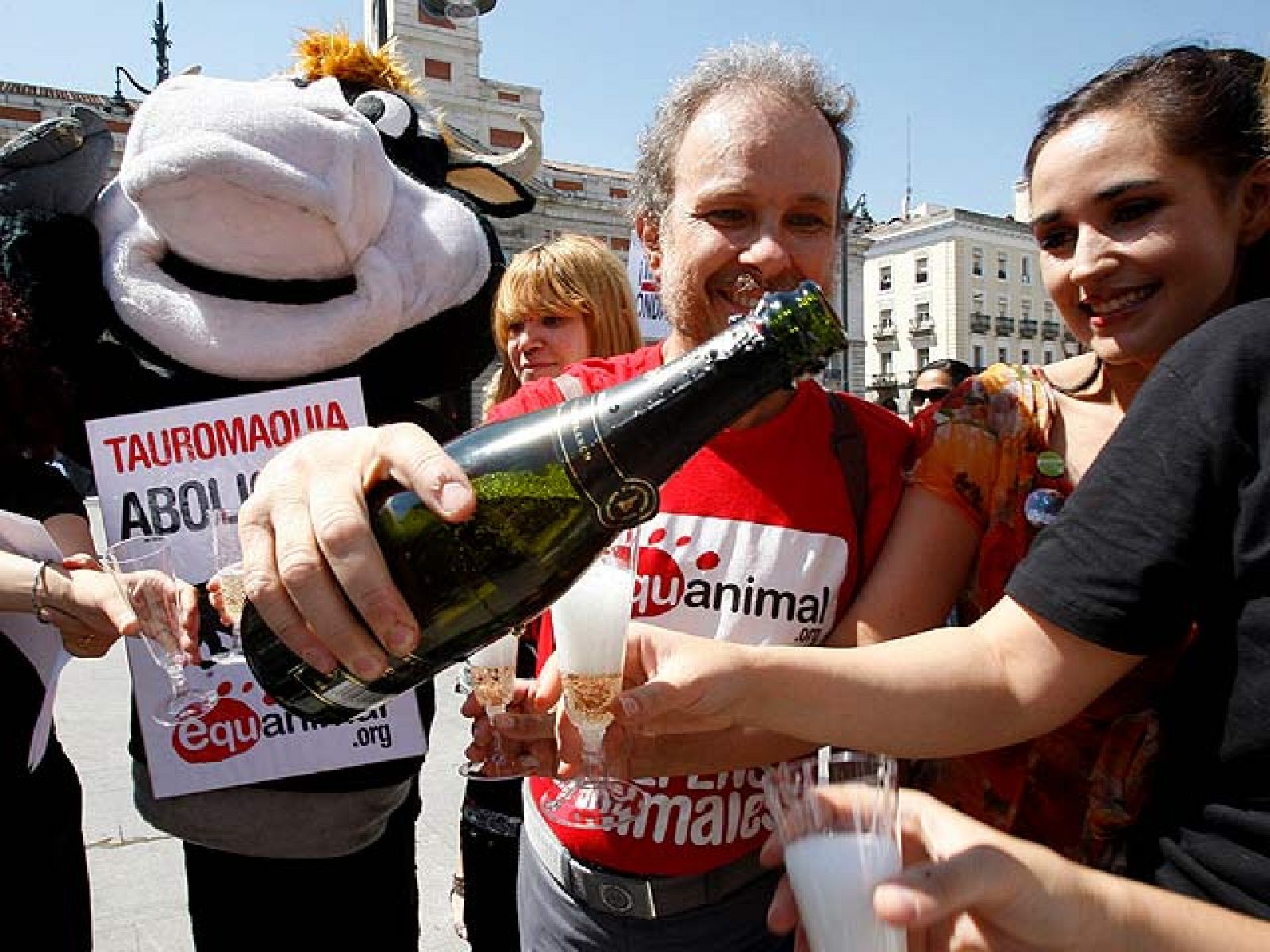 El Parlamento catalán aprueba la iniciativa que prohibirá las corridas de toros en Cataluña a partir de 2012 | Ver