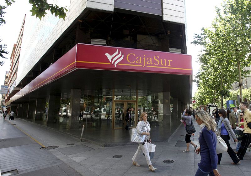 El FROB despide a un alto directivo de CajaSur y sanciona duramente a otro