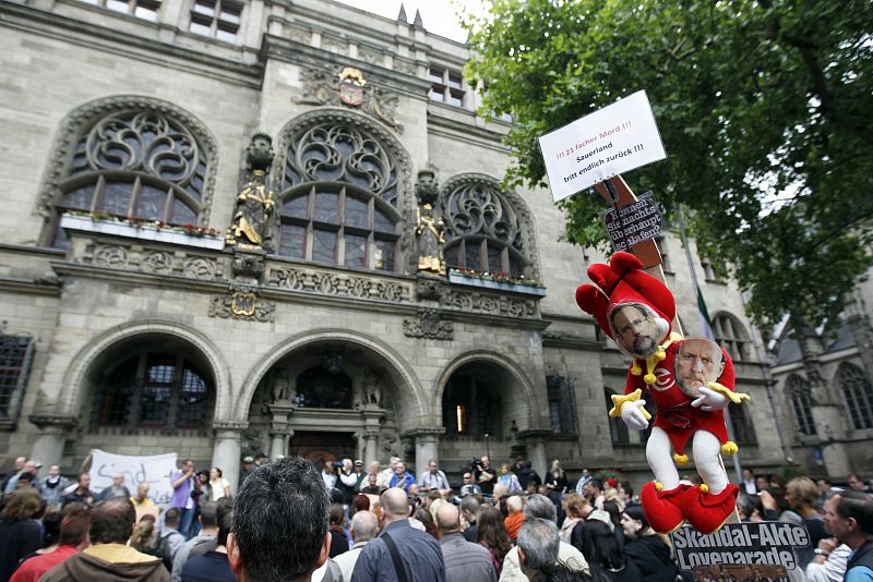 Cientos de manifestantes piden la dimisión del alcalde de Duisburgo por la 'Loveparade'