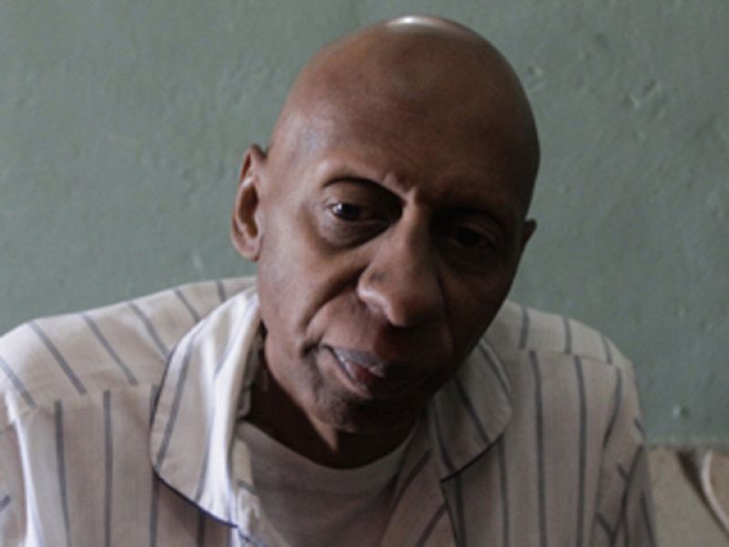 El disidente cubano Fariñas regresa a su casa tras cuatro meses en huelga de hambre