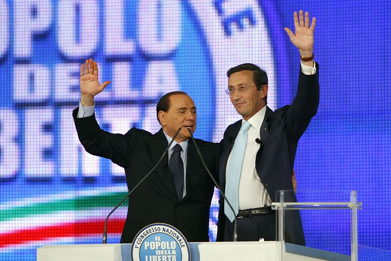 Berlusconi coloca a Fini fuera de su partido y le insta a dejar la presidencia de la Cámara