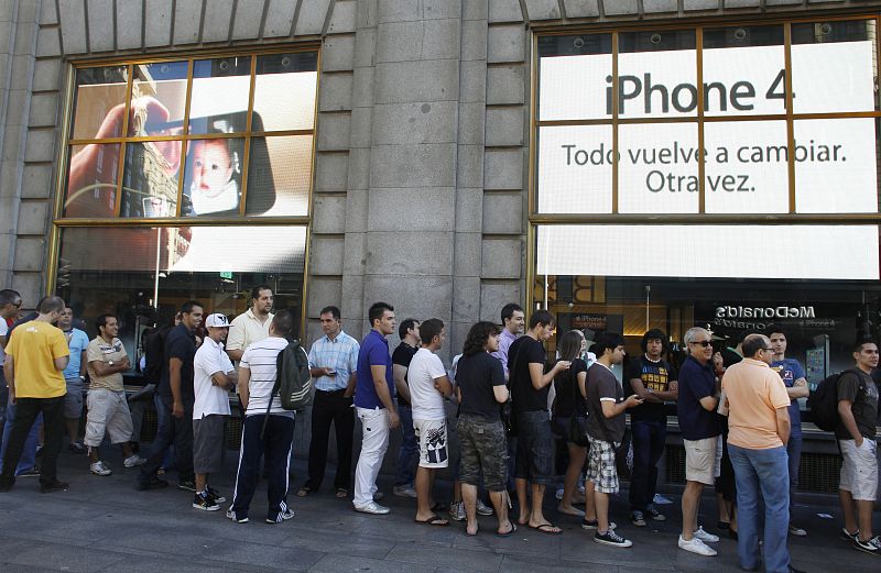 Hasta 15 horas de cola para comprar el iPhone 4 a pesar de la polémica con su antena