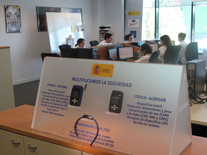 Igualdad quiere cuadruplicar el uso de pulseras contra el maltrato y llegar a las 1.200 en un año