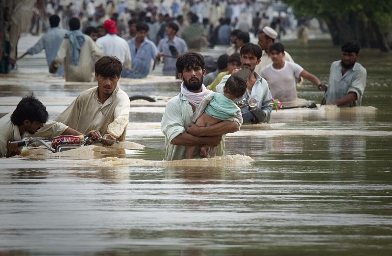 Las lluvias monzónicas dejan más de 300 muertos en tres días en Pakistán