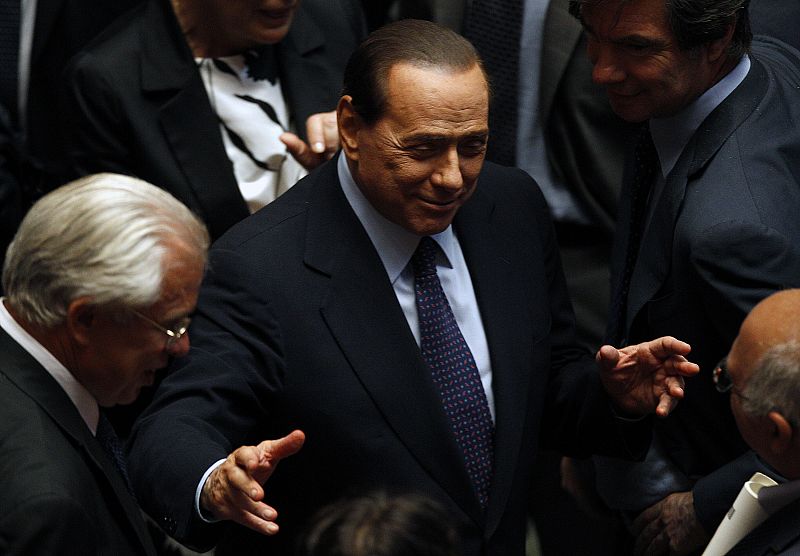 Berlusconi responde a Fini: "cuento con los números para seguir adelante con el gobierno"