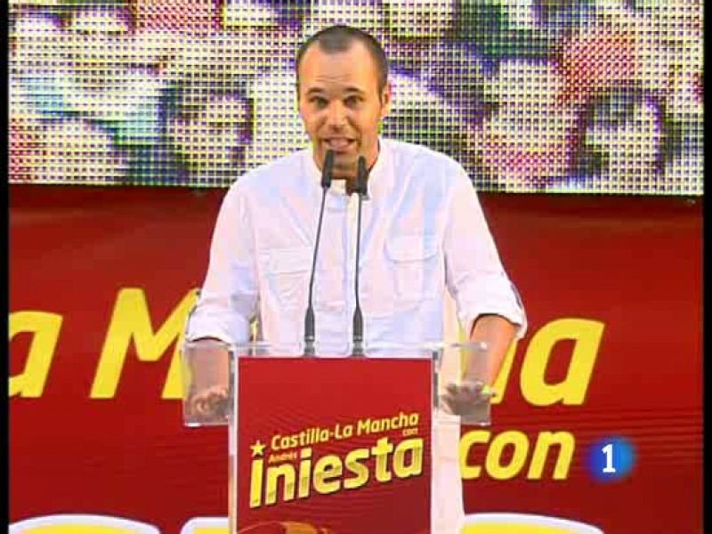 Iniesta, el gran héroe del Mundial, homenajeado en su tierra