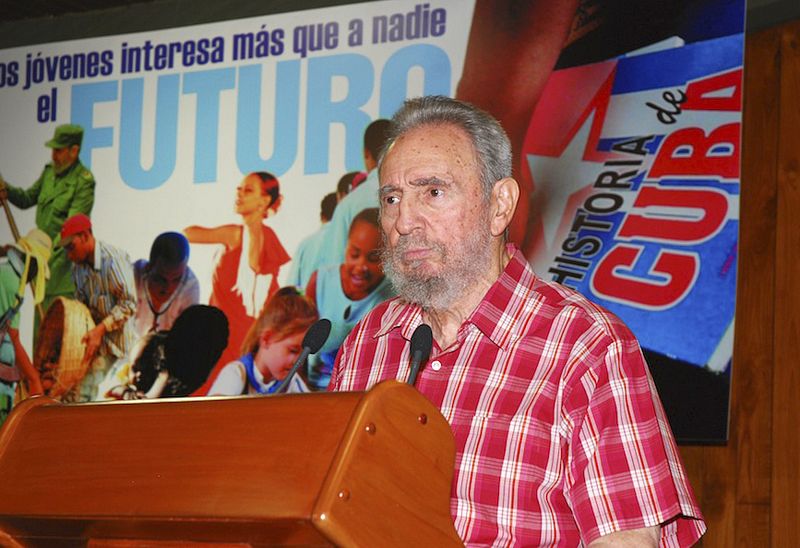 Fidel Castro vuelve a aparecer en público y dice estar "totalmente" recuperado