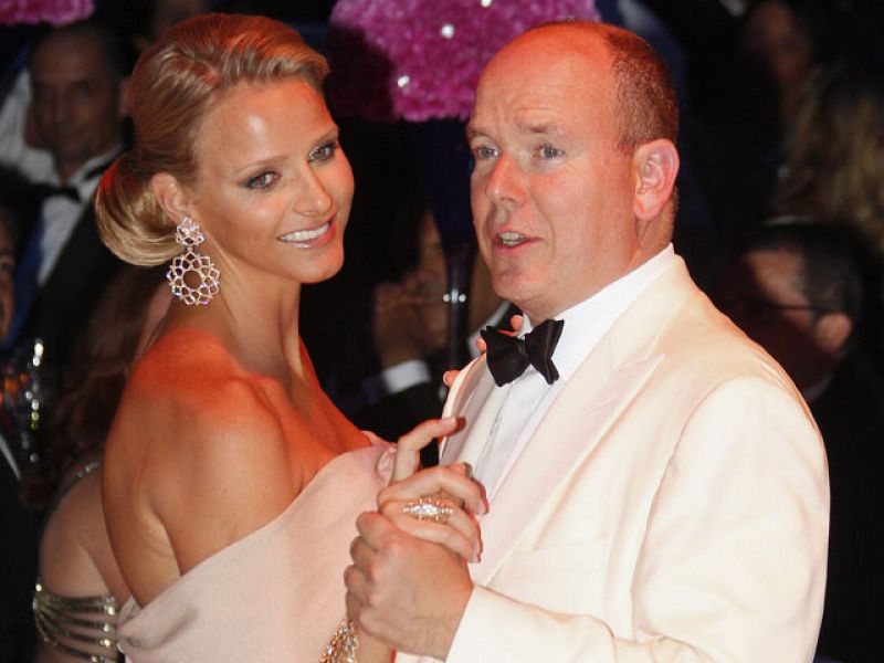 Alberto de Mónaco y su prometida, Charlene Wittsock, acuden a su primer baile de gala