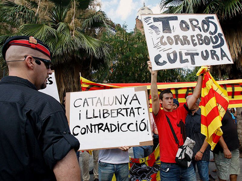 Cruce de insultos entre partidarios y detractores a las puertas de la Monumental de Barcelona