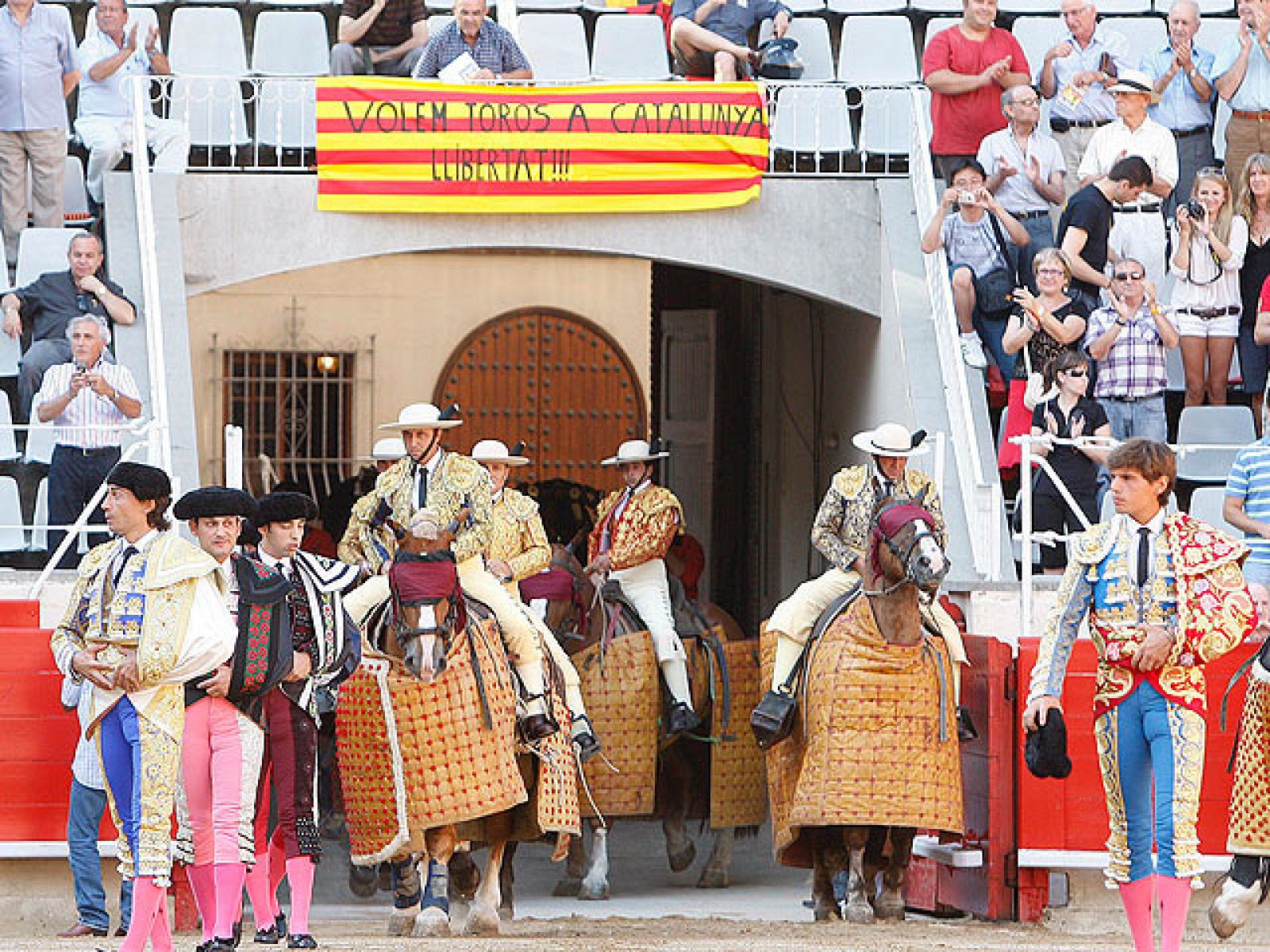 En las plaza de toros se ha leído un manifiesto contra la prohibición | Ver