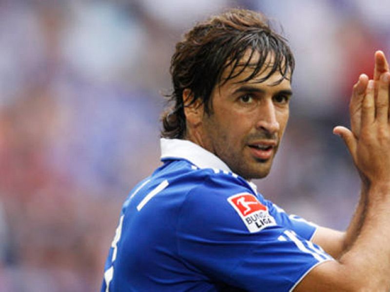 Raúl marca sus dos primeros goles como jugador del Schalke 04
