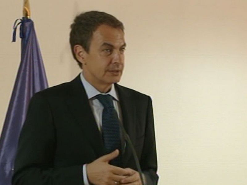 Zapatero advierte a los controladores aéreos contra posibles "paros extraños"