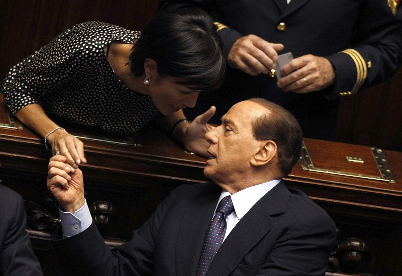 La oposición italiana presenta un moción clave para Berlusconi tras la expulsión de Fini