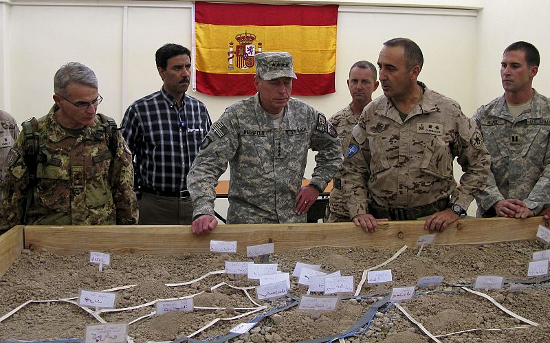 Petraeus, comandante jefe de la ISAF, visita a las tropas españolas destacadas en Afganistán