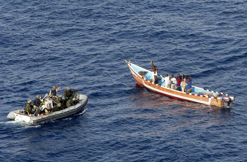 Militares españoles retienen a siete piratas tras frustrar un ataque en el Índico
