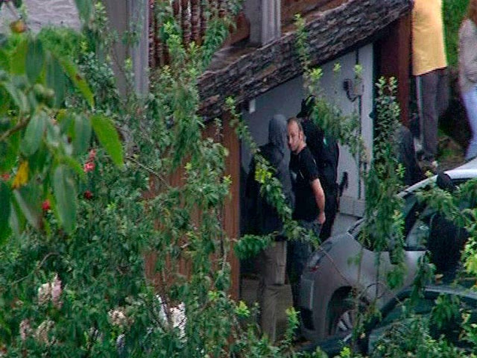 La Ertzaintza mantiene abierta la operación contra ETA y registra la casa de los padres de Aguirresarobe | Ver