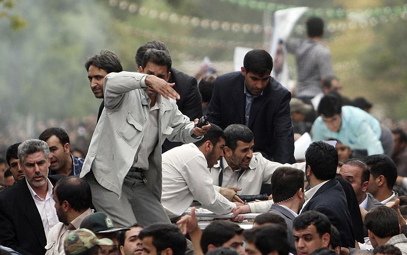 Ahmadineyad sale ileso de un ataque contra su comitiva en Irán