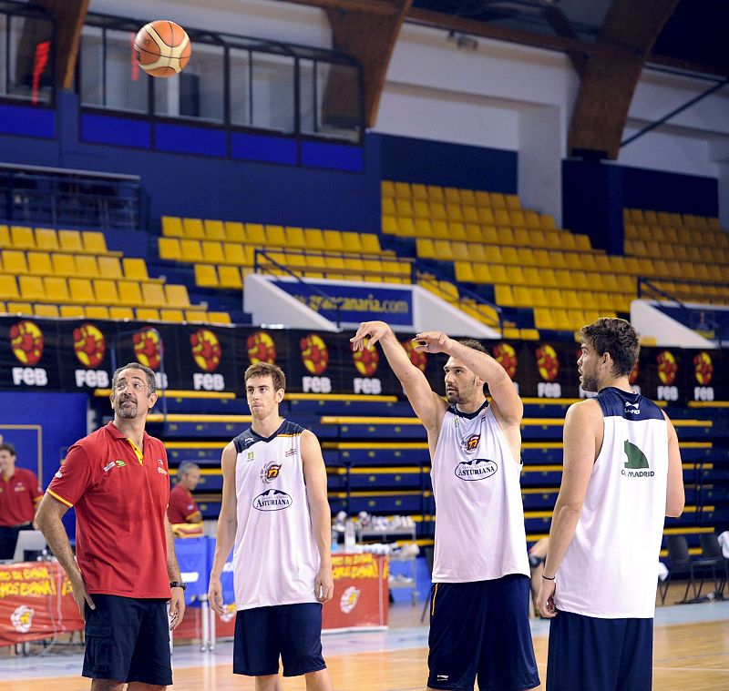 Víctor Claver: "Me siento mejor jugador cada año que vuelvo con la selección"