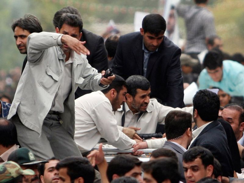 La agencia oficial desmiente el ataque contra Ahmadineyad y lo califica de "incidente con petardos"
