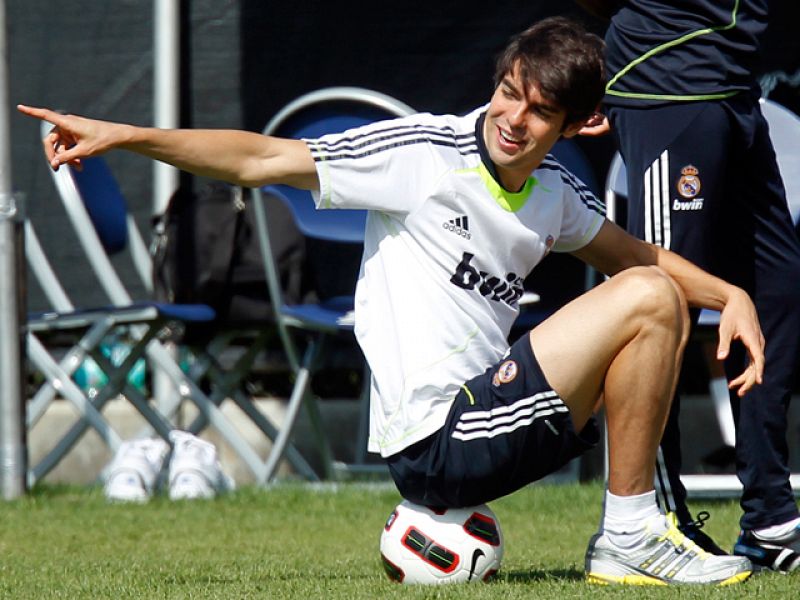 Kaká, operado de la rodilla izquierda, estará entre tres y cuatro meses de baja