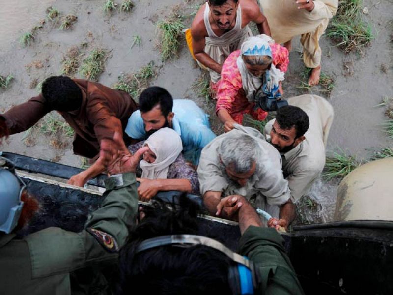 Pakistán inicia la evacuación de 500.000 personas por las inundaciones que anegan el sur del país