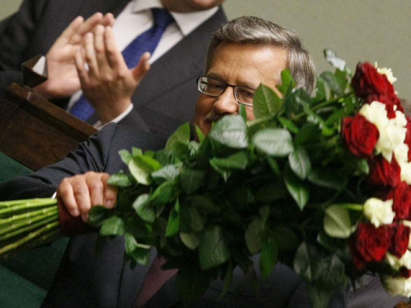 Bronislaw Komorowski jura su cargo como nuevo presidente de Polonia en el Parlamento
