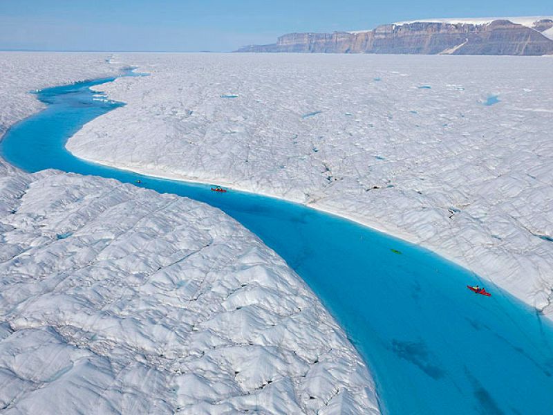 Una isla de hielo cuatro veces mayor que Manhattan se desprende de un glaciar en Groenlandia