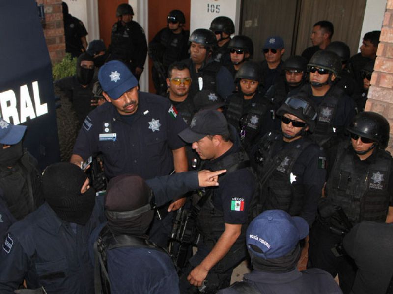 Policías Federales se amotinan y detienen a cuatro mandos que colaboraban con el narco en México
