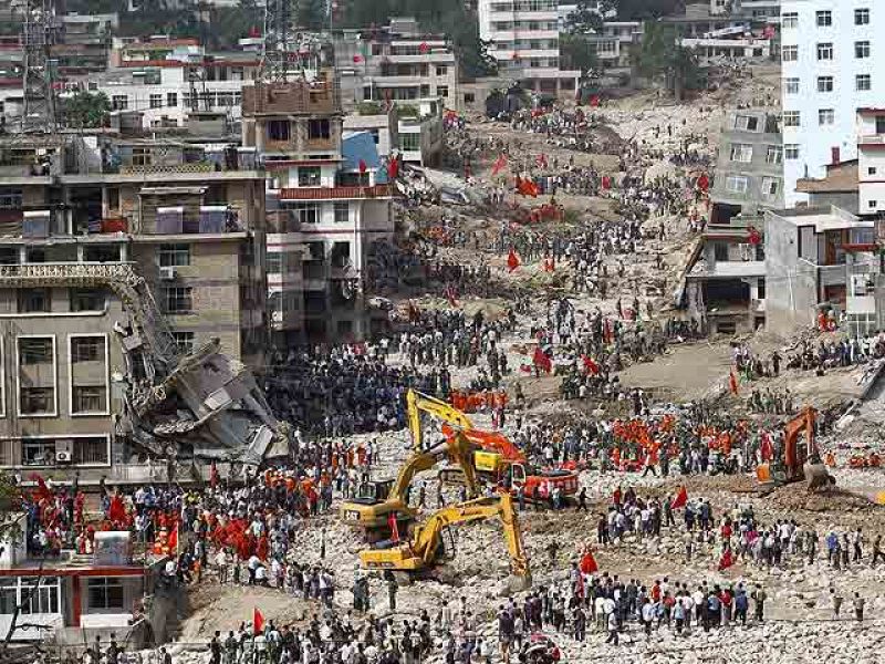 China eleva a casi 350 el número de muertos por las riadas y continúan buscando a 1.150