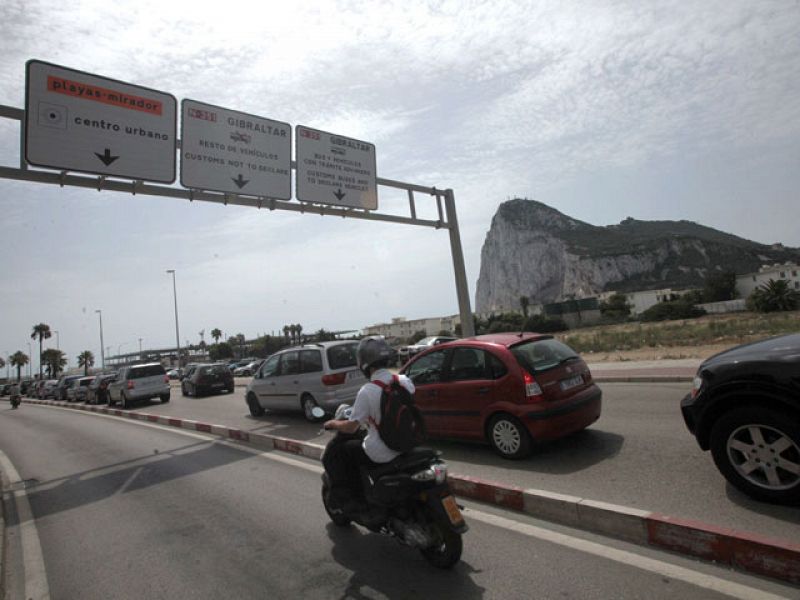 La Línea prevé implantar una tasa de acceso a Gibraltar que podría llegar a 5 euros para turismos