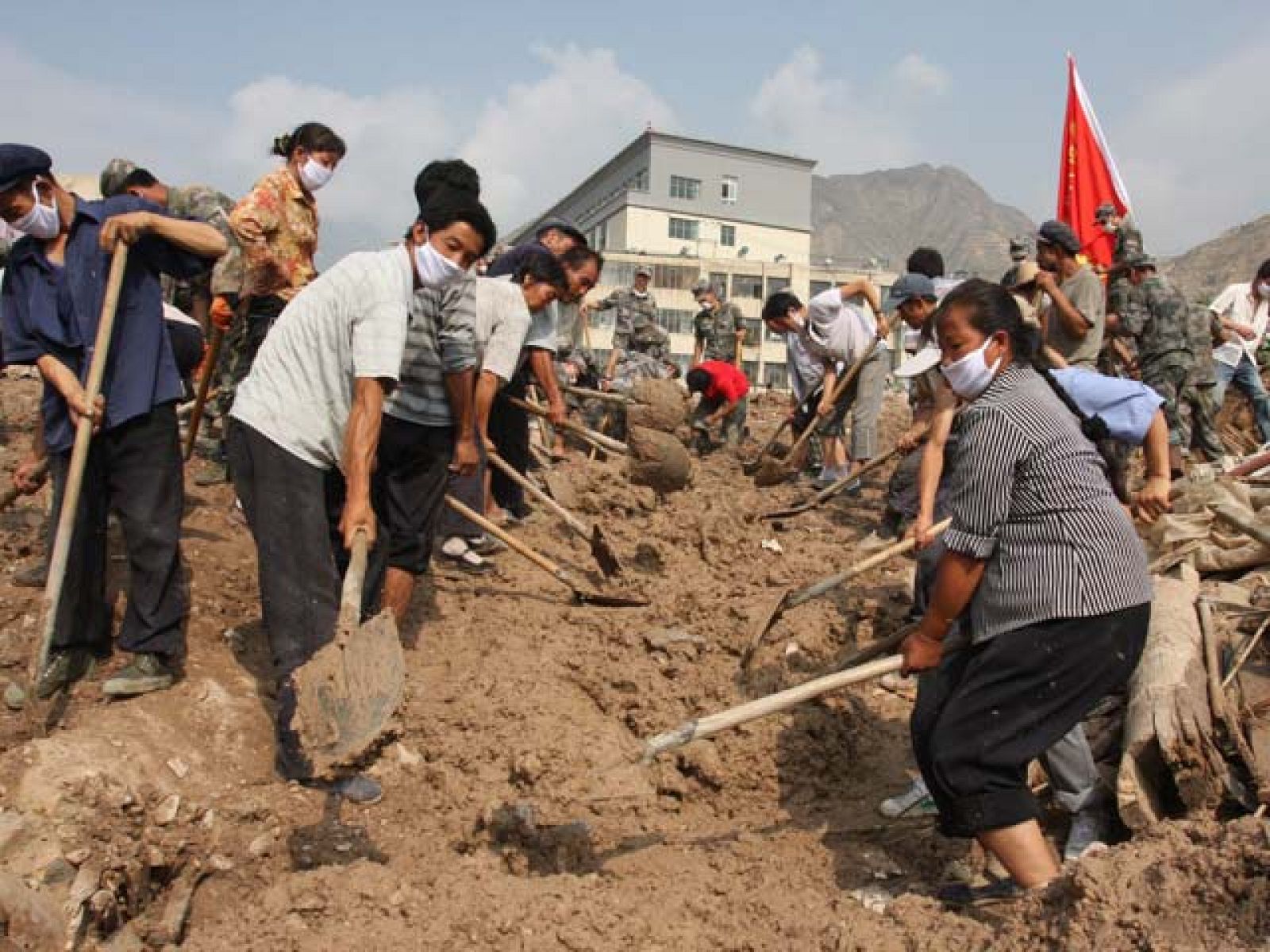 Más de 700 muertos en China por deslizamientos de lodo | Ver