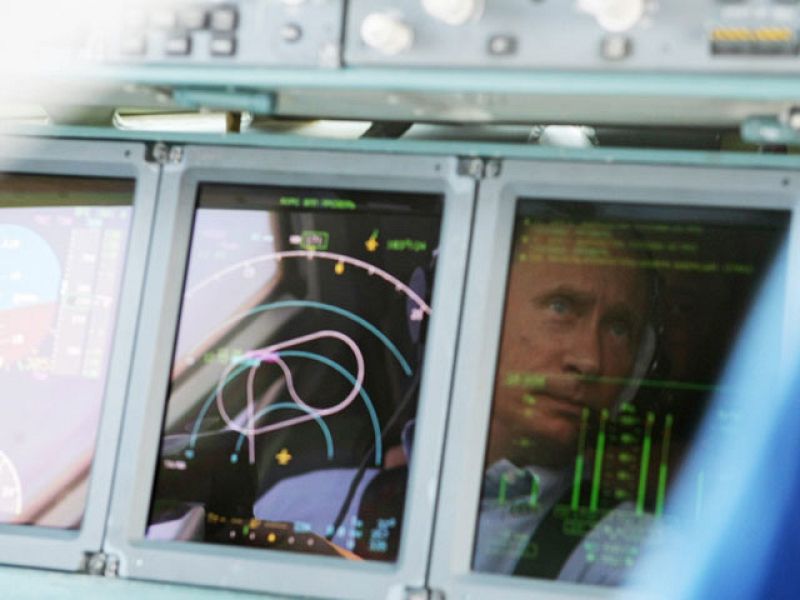 Putin se sube a un hidroavión para "apagar" las críticas a su gestión de la crisis
